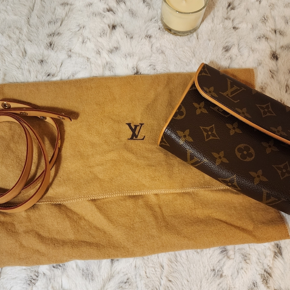 Authentic Vintage Louis Vuitton pochette with xs belt. All in perfect condition!